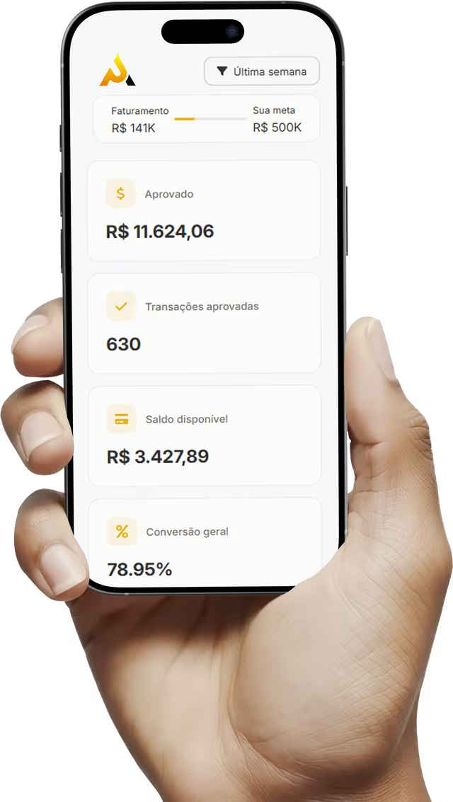 Mão segurando um celular com o app da IcePay aberto na tela de saldo